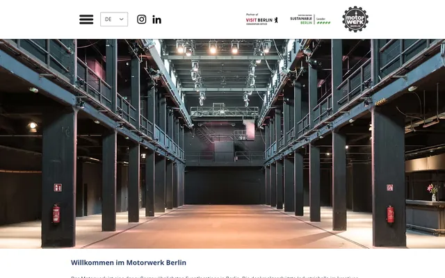 Startseite der Website des Motorwerk Berlin am Desktop mit Blick in die leere Industriehalle, Screenshot vom 16.10.2026
