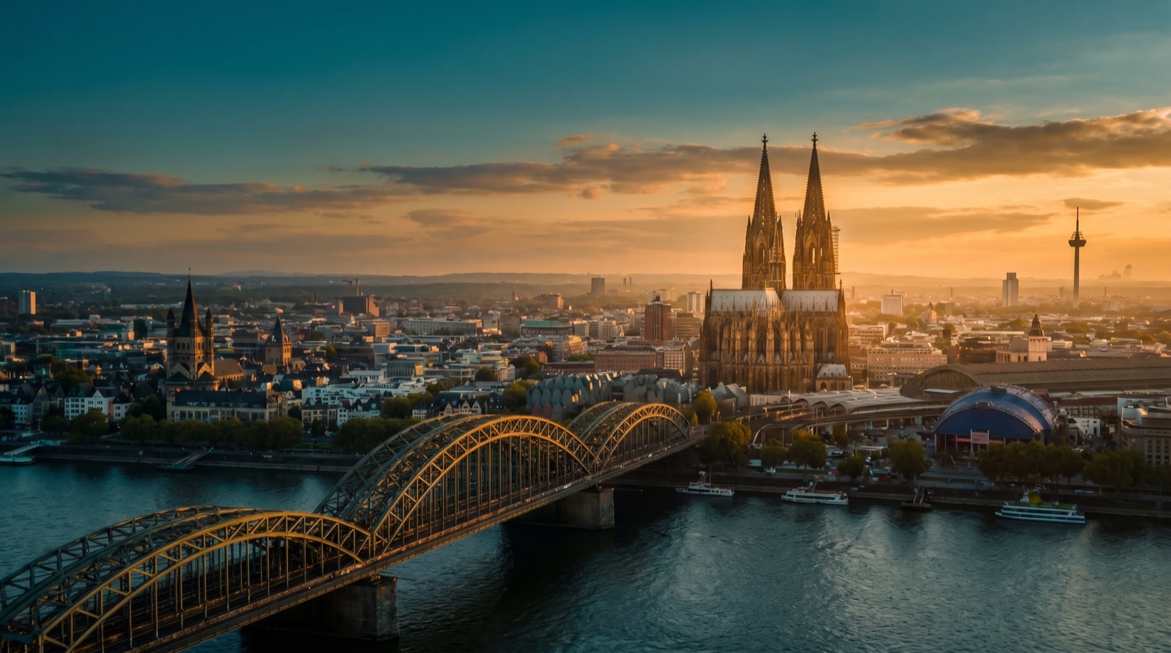 Köln im Abendlicht: der Kölner Dom, die Hohenzollernbrücke und der Rhein mitten im Rheinland