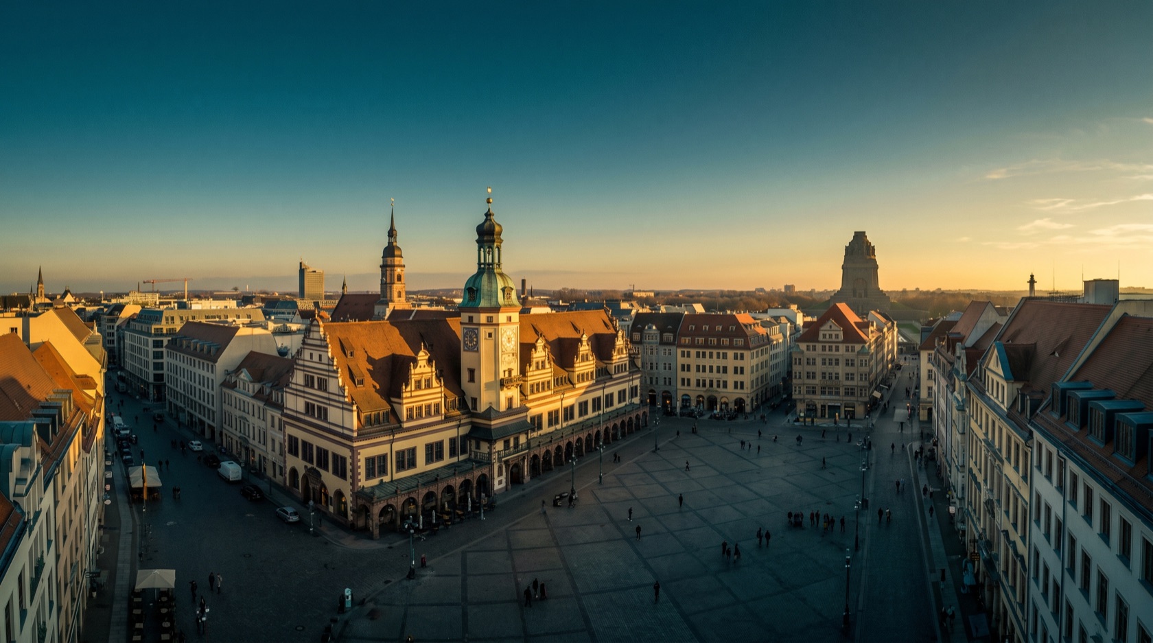 Leipzig am Abend: der Marktplatz mit dem Alten Rathaus, die Türme der Innenstadt und das Flair der Kreativstadt